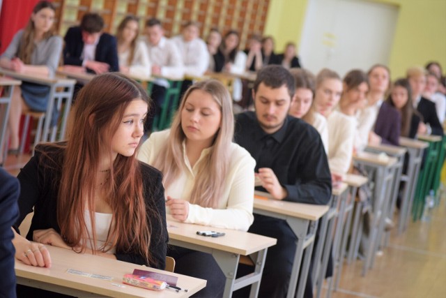 Ruszyła matura 2023. Na zdjęciu uczniowie z I LO w Zduńskiej Woli przed egzaminem z języka polskiego.