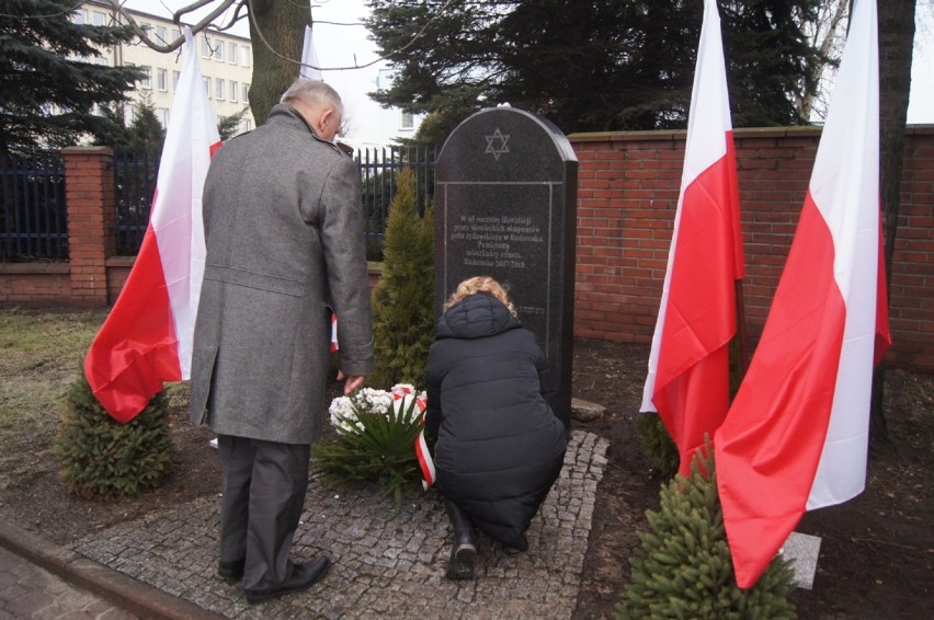 Radomsko: Kwiaty w Dniu Pamięci o Ofiarach Holokaustu