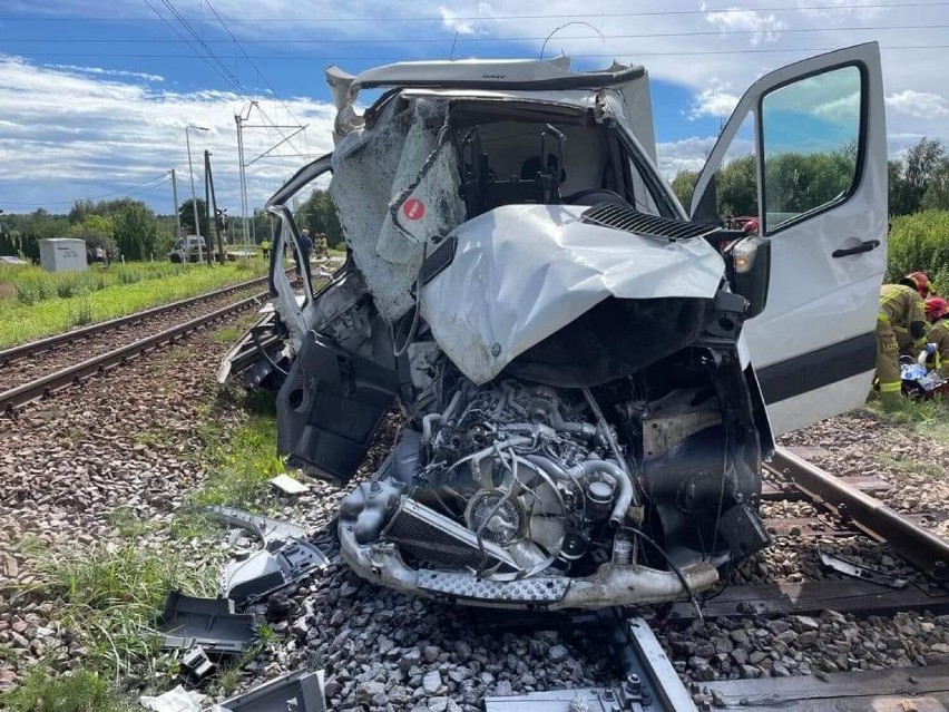 Makabryczny wypadek w Dąbrowie Górniczej. Pociąg staranował samochód. Kierowca w stanie ciężkim