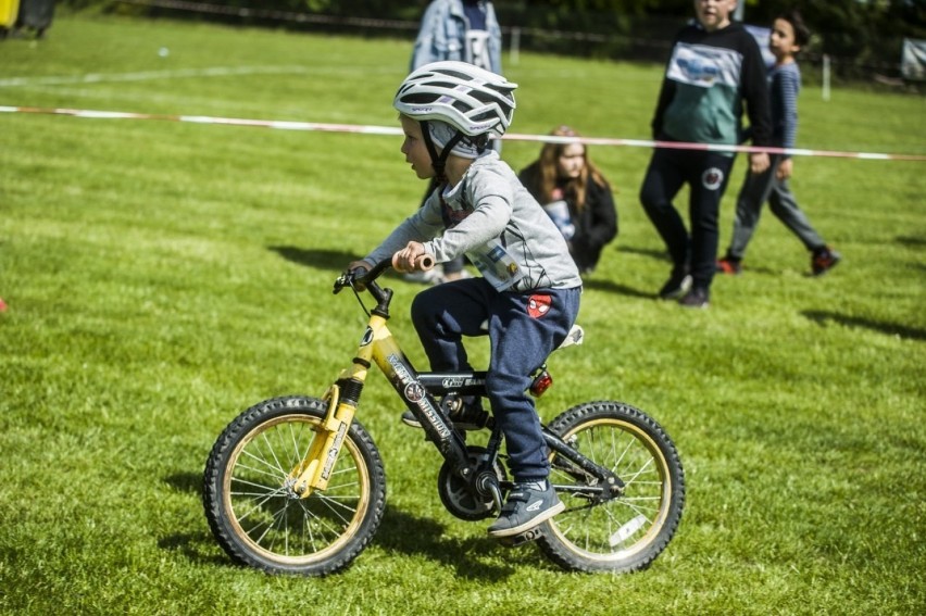 Na boisku sportowym w Starym Jarosławiu (gmina Darłowo)...