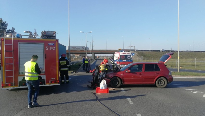 Motocyklista ranny po zderzeniu z samochodem na S8 pod Oleśnicą [ZDJĘCIA]