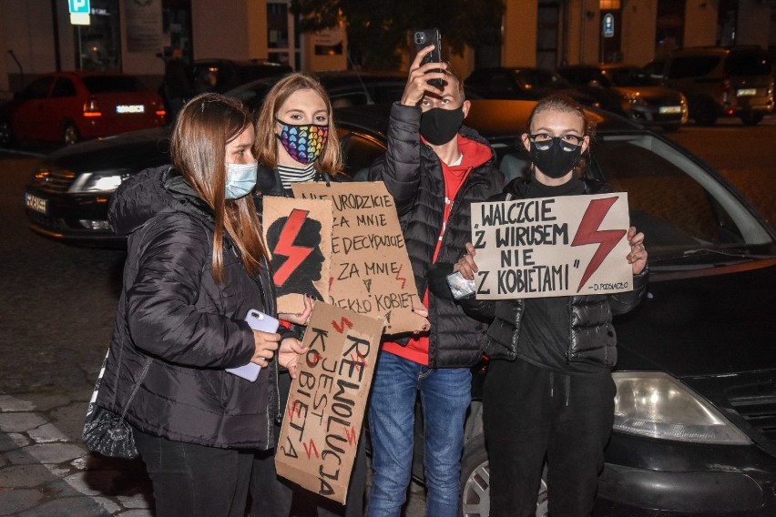 "Czarny protest" w Szamotułach. Kilkaset osób wyszło na ulice - pospacerować [ZDJĘCIA]