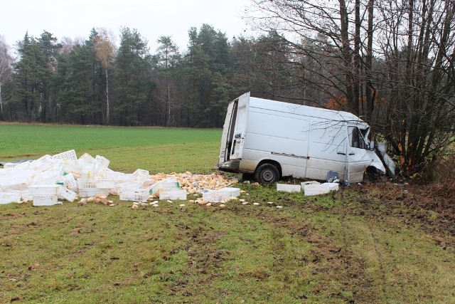 Wypadek w Paczuskach. Samochód z pieczywem wjechał w drzewo