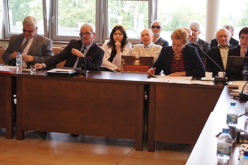 Sesja powiatowa w Radomsku: Zmiany w budżecie i skarga rodziców zmarłej dziewczynki