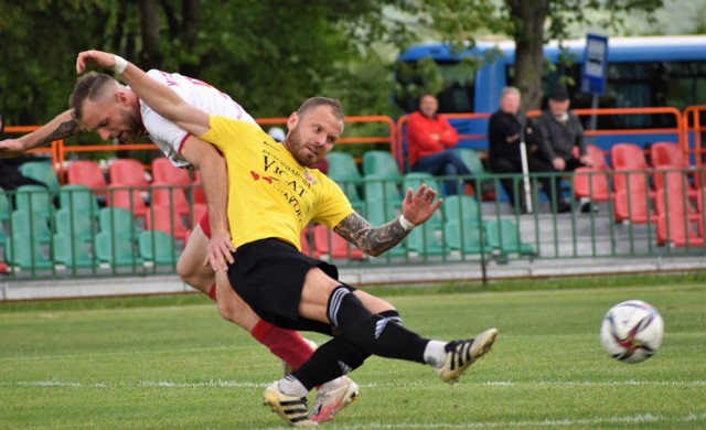 IV liga piłkarska w Małopolsce, grupa zachodnia: Orzeł Ryczów - MKS Trzebinia 3:2. Na zdjęciu: Jakub Smagło (żółta koszulka), autor pierwszego gola dla Orła, w starciu z Michałem Kowalikiem (MKS Trzebinia).