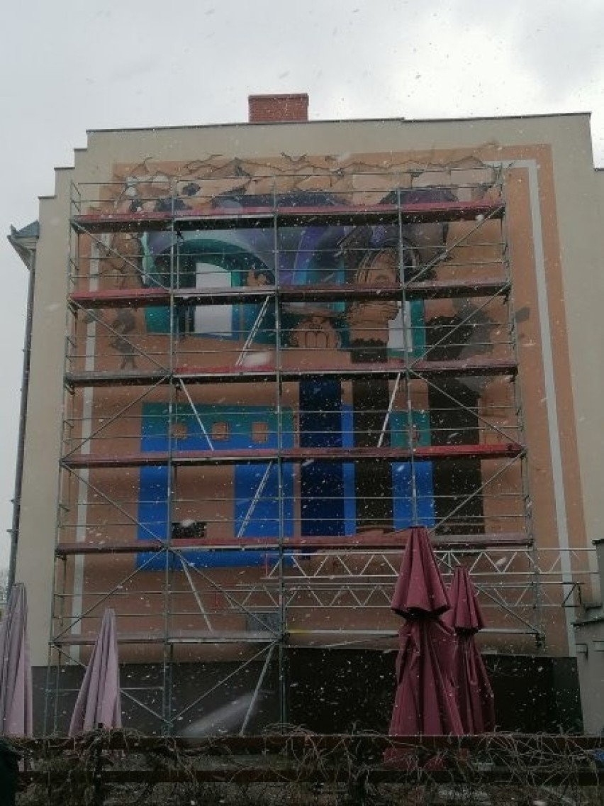Racibórz: W mieście powstał nowy mural "Synagoga". Obok tego dzieła sztuki ulicznej nie można przejść bez emocji 