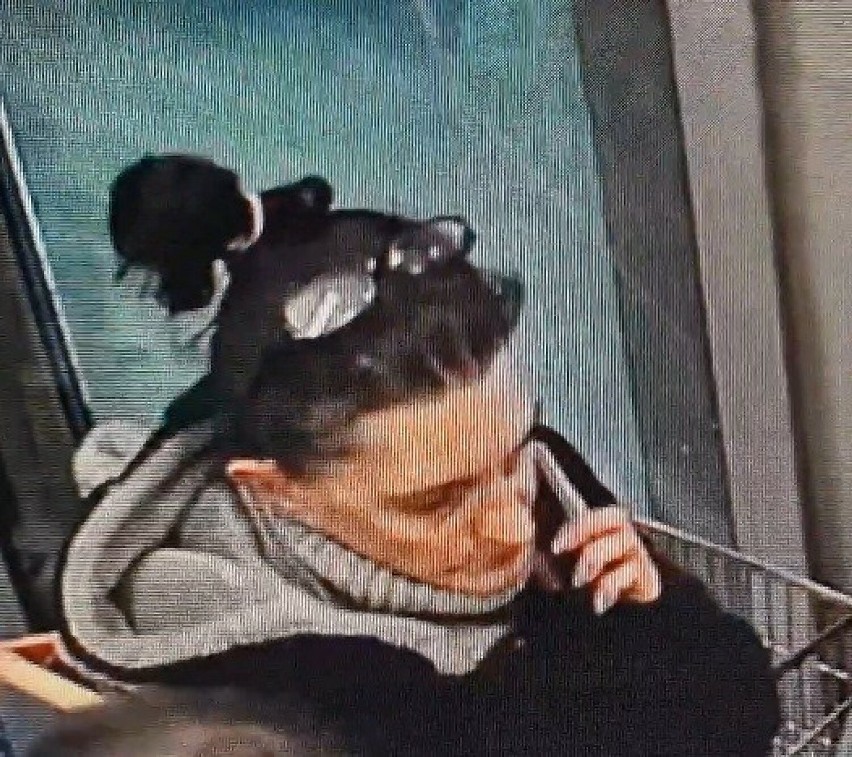 Policja szuka kobiety, która posługiwała się cudzą kartą bankomatową. Może ją rozpoznajesz?