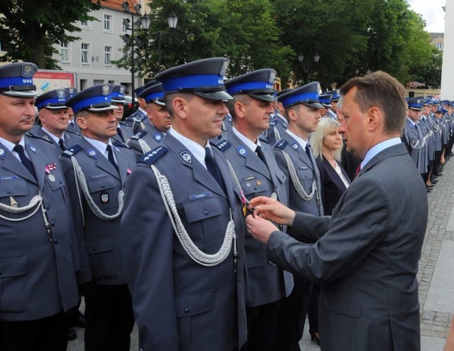 W piątek - po długim i gruntownym remoncie - do użytku oddana została siedziba Komendy Powiatowej Policji w  Chełmnie. Jednostce nadany został także sztandar. Na te uroczystość, którą połączono z obchodami Wojewódzkiego Święta Policji, przyjechał Mariusz Błaszczak, szef MSWiA. Otworzył zmodernizowana komendę, spotkał się z policjantami garnizonu kujawsko-pomorskiego. Ponadto, wręczył chełmińskim policjantom nowy sztandar jednostki. Odznaczył też tych wyróżnionych i nadał akty mianowania na wyższe stopnie. W uroczystościach wzięli też udział: nadinsp. Jarosław Szymczyk - komendant główny policji, Mikołaj Bogdanowicz - wojewoda kujawsko-pomorski i insp. Paweł Spychała - komendant wojewódzki policji w Bydgoszczy. Na rynku odbył się też festyn dla mieszkańców w ramach kampanii MSWiA „Kręci mnie bezpieczeństwo”.