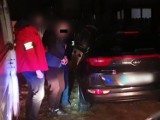 Samochody skradzione z warszawskich parkingów odnalezione w Łomiankach. Policja: auta miały tam "ostygnąć"