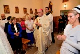 Kaplica szpitalna w Żninie ma relikwie św. Jana Pawła II. Oto relacja z ich wprowadzenia. Zobacz zdjęcia!