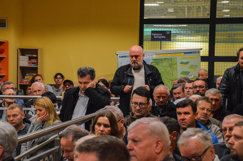W holu sali sportowej odbyło się spotkanie przedstawiciela PKP PLK oraz mieszkańców Masłowa i okolicznych miejscowości