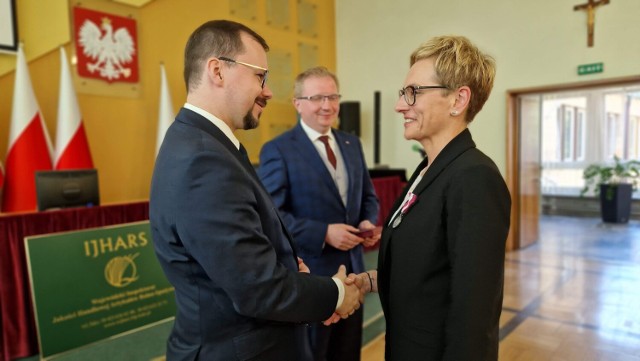 We wtorek „Medale za długoletnią służbę” odebrali zasłużeni pracownicy IJHARS z pięciu województw.