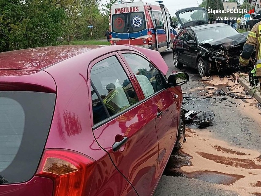 Wypadek trzech pojazdów w Rydułtowach. Samochód dachował. Trzy kobiety zostały ranne