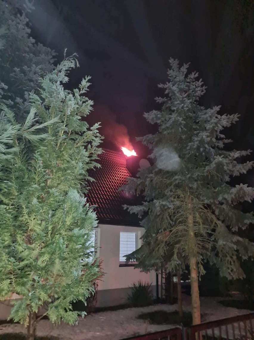 Pożar sadzy w kominie. Strażacy interweniowali pod Goleniowem