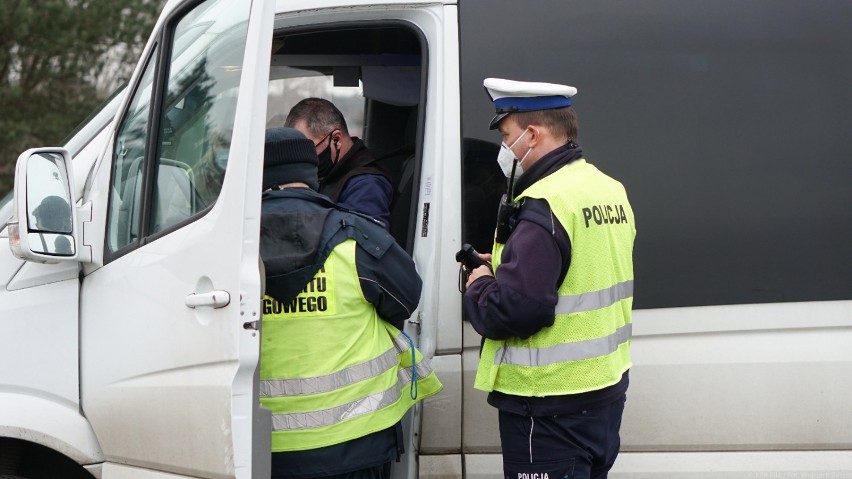 Policjanci i pracownicy ,,sanepidu" kontrolowali przewoźników