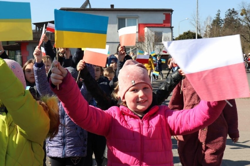 Parada uczniowska w Ryczywole. "Jesteśmy solidarni z Ukrainą" - skandowali