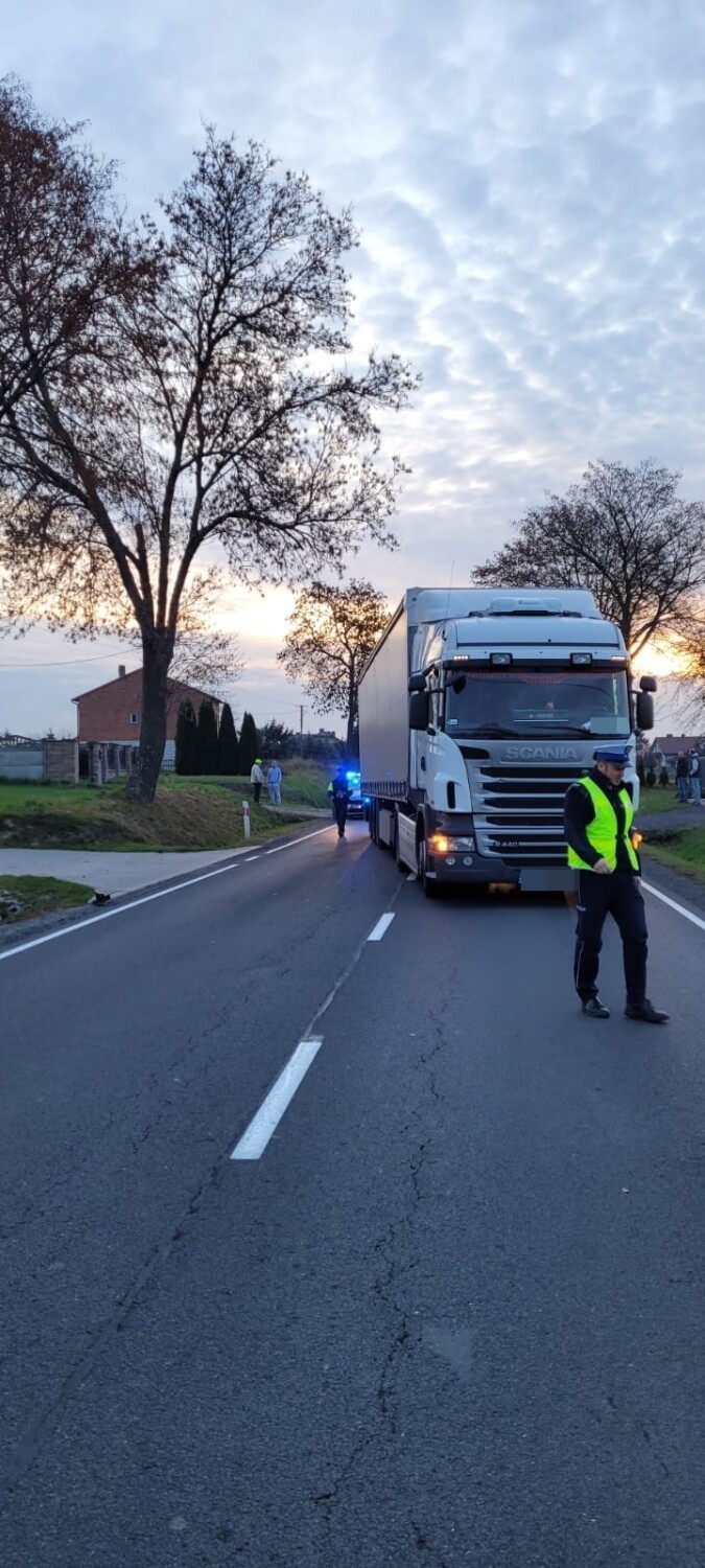 Wypadek na DK 42 w gminie Ładzice. Potrącenie pieszej przez ciężarówkę w Woli Jedlińskiej