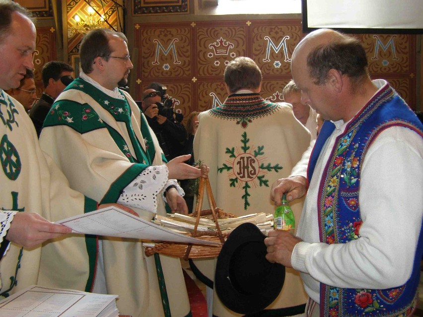 Bacowie przyszli gromadnie do ludźmierskiego sanktuarium aby poświęcić swoje kierdle owiec