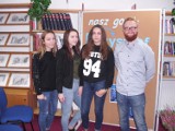 Młodzież z Dobrzycy spotkała się w bibliotece z dziennikarzem Krzysztofem Piersą