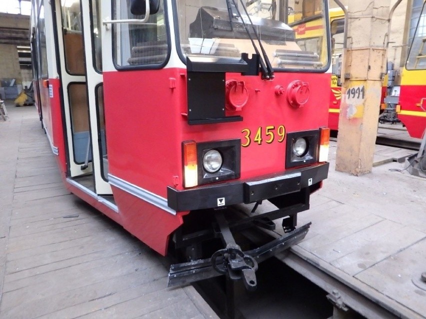 Wyremontowany wagon, który stanie się izbą muzealną, przekazano gminie Rzgów 