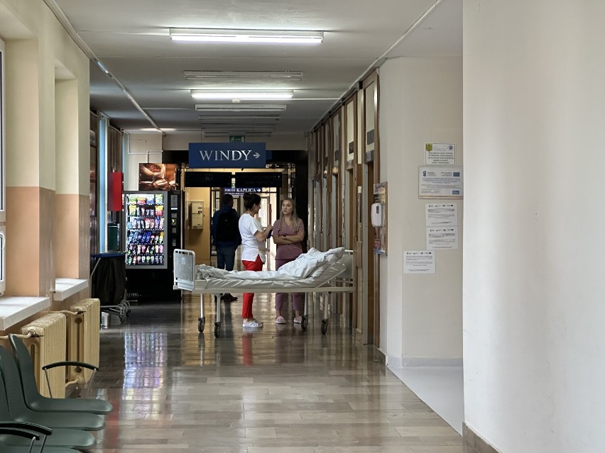 W szpitalu w Bełchatowie wprowadzono ograniczenia w...