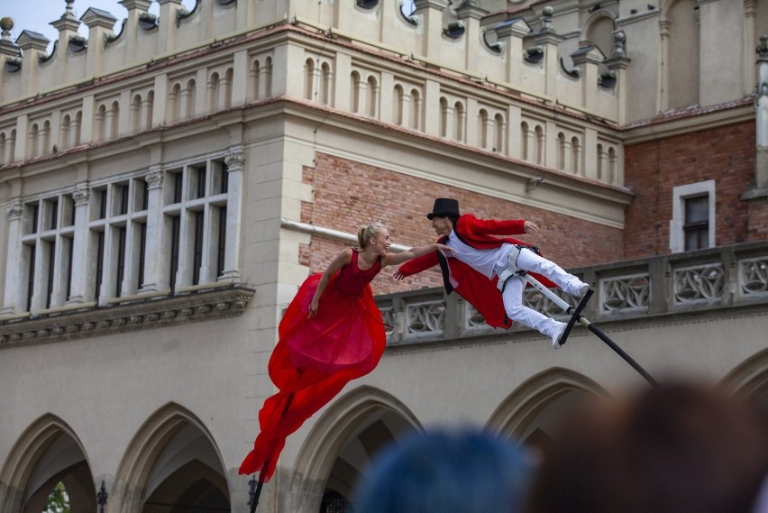 Kraków. 34. Festiwal Teatrów Ulicznych ULICA. "Dziwne zdarzenia. Reaktywacja". Artyści znów pojawili się na Rynku Głównym [ZDJĘCIA]