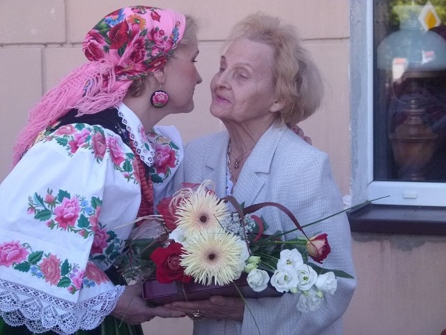 Marianna Sołtyszewska (z prawej) podczas ceremonii wręczania Gwiozd Łowickich