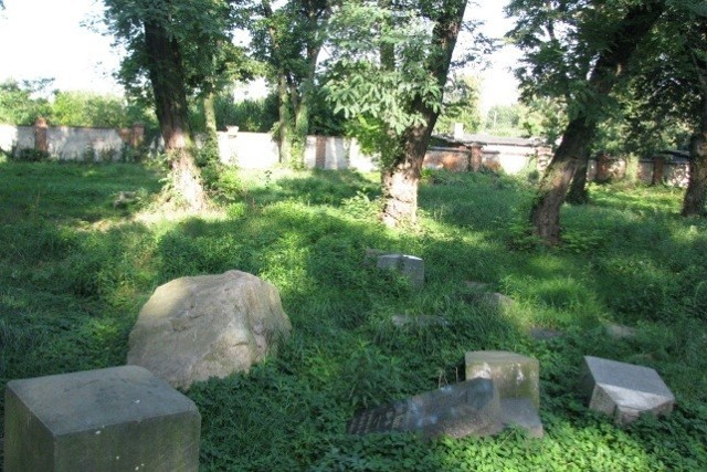 Zajmujący prawie dwa i pół hektara zamknięty cmentarz ewangelicki przy Rawickiej jest własnością parafii ewangelicko-augsburskiej w Kaliszu.