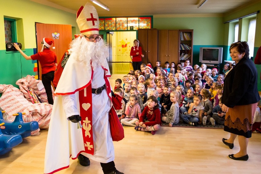 Mikołaj w Rybniku-Boguszowicach. 17-tka podzieliła się upominkami w przedszkolach