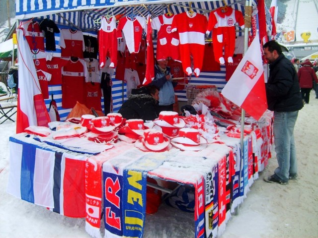 Bez szalików i flag na skocznię nie ma wstępu. Fot. Bożena Zajiczek