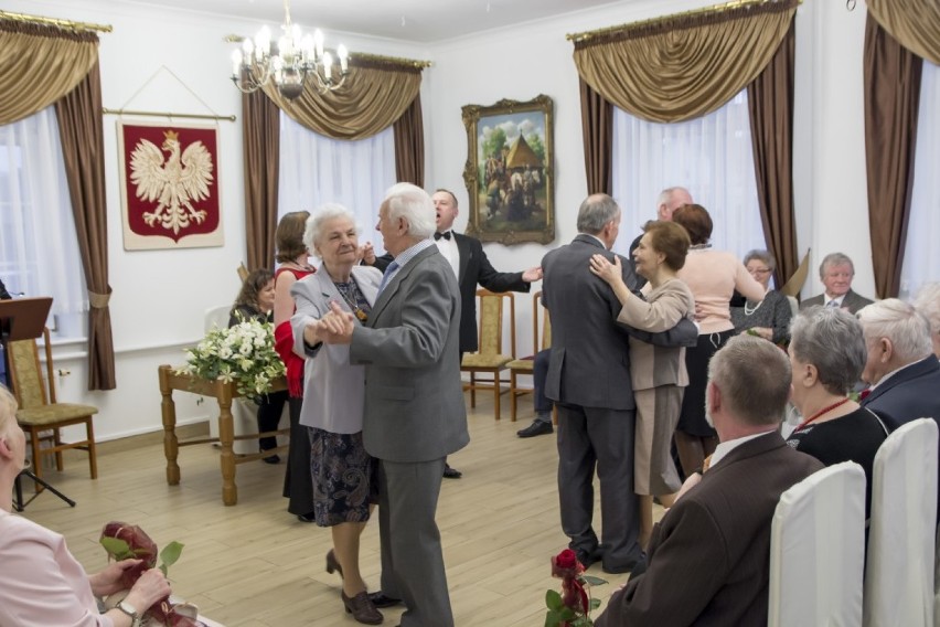 Siedem par otrzymało medale za długoletnie pożycie małżeńskie [ZDJĘCIA]