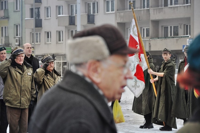 Częstochowa: Marszałek Piłsudski dzisiaj świętowałby imieniny. Pod pomnikiem złożono kwiaty [FOTO]