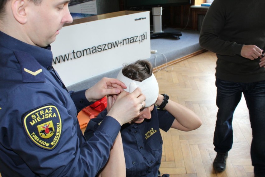Strażnicy miejscy z Tomaszowa zostali wyposażeni w nowe zestawy pierwszej pomocy [ZDJĘCIA]