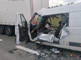 Bus wbił się w naczepę tira przed węzłem autostradowym pod Nowym Tomyślem