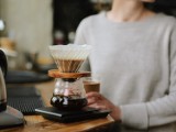 Czy można jeść fusy z kawy? Poznaj właściwości i wykorzystanie ziaren kawy. Dla kogo są bezpieczne, a kto powinien ich unikać? 