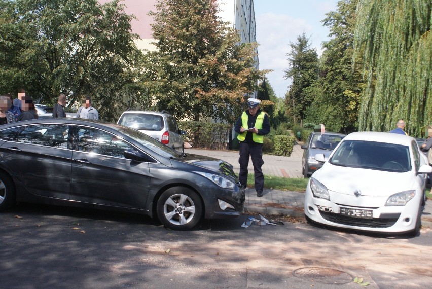 Kolizja na ulicy Widok w Kaliszu. Kierowca BMW skasował trzy auta. ZDJĘCIA
