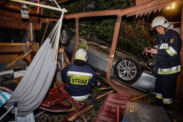 W nocy 25 czerwca, około godziny 2:00, policjanci otrzymali wezwanie do zdarzenia w Witnicy. Auto dachowało, zniszczyło płot i wbiło się w znajdującą się na prywatnej posesji altanę.