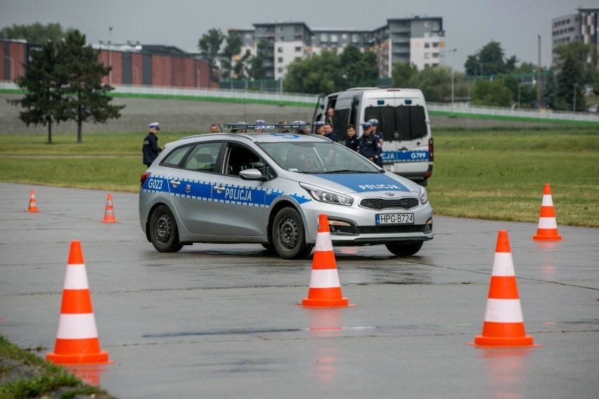 Kraków. Popisowa jazda autem i strzelanie - rywalizowali policjanci z drogówki [ZDJĘCIA]