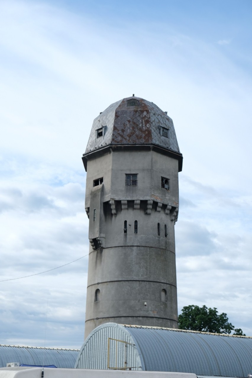 Wieża ciśnień przy ulicy Lotników w Żarach jest wystawiona...