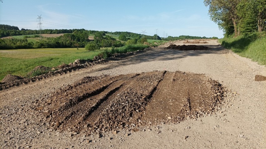 Przebudowa odcinka o długości 1,4 kilometra  drogi...