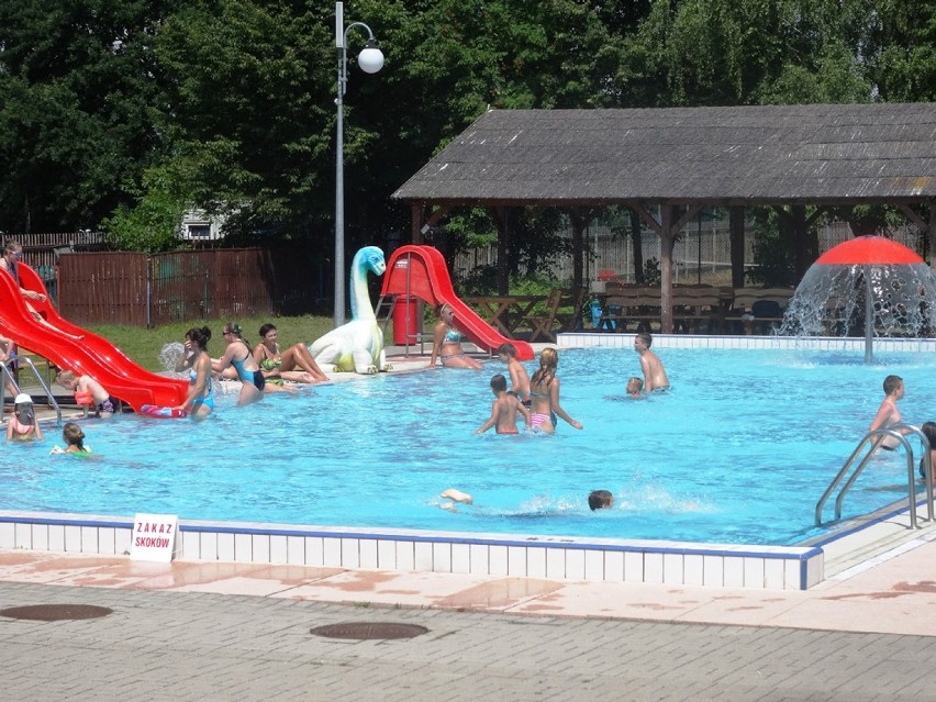 Wakacje: Ludzie odwiedzają baseny odkryte w Jarocinie