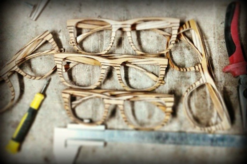 Stolarz z Suwałk podbija świat swoimi drewnianymi okularami