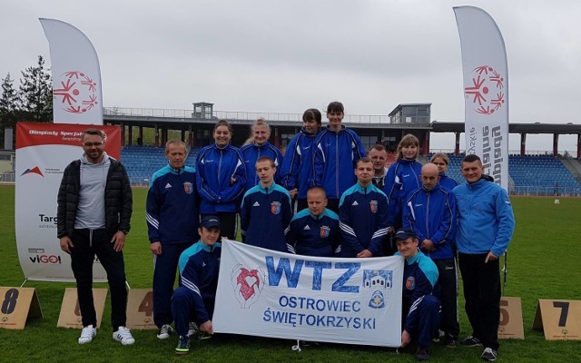Reprezentanci Klubu Olimpiad Specjalnych SZANSA z Ostrowca Świętokrzyskiego wraz z opiekunami - trenerami podczas mityngu lekkoatletycznego w Sandomierzu.