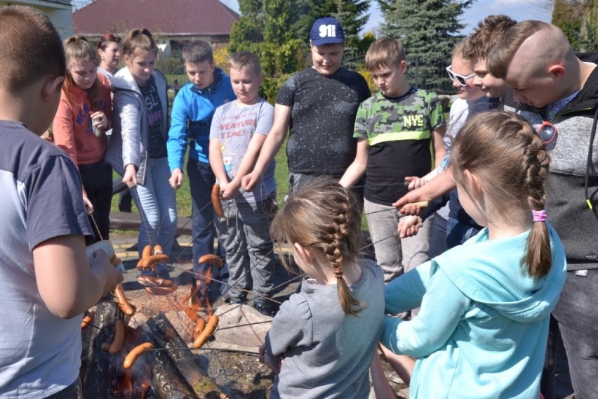 Uczniowie z Maliszewa wzięli udział w dniu gospodarczym Koła Łowieckiego „Szarak” w Bobrownikach [zdjęcia]