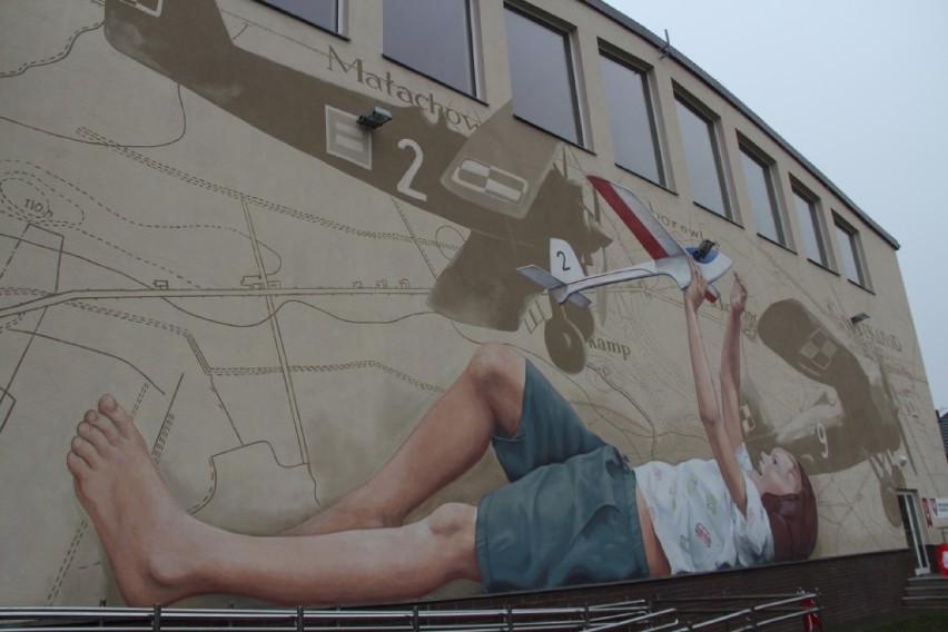 Na ścianie hali sportowej w Witkowie odsłonięto mural "Mały lotnik"