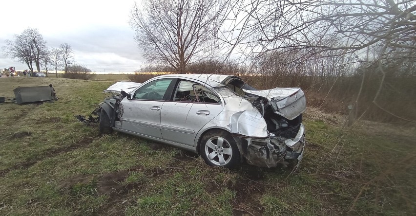 Gm. Stare Pole. Z drogi krajowej nr 22 wypadł mercedes. Na szczęście nikt nie ucierpiał 