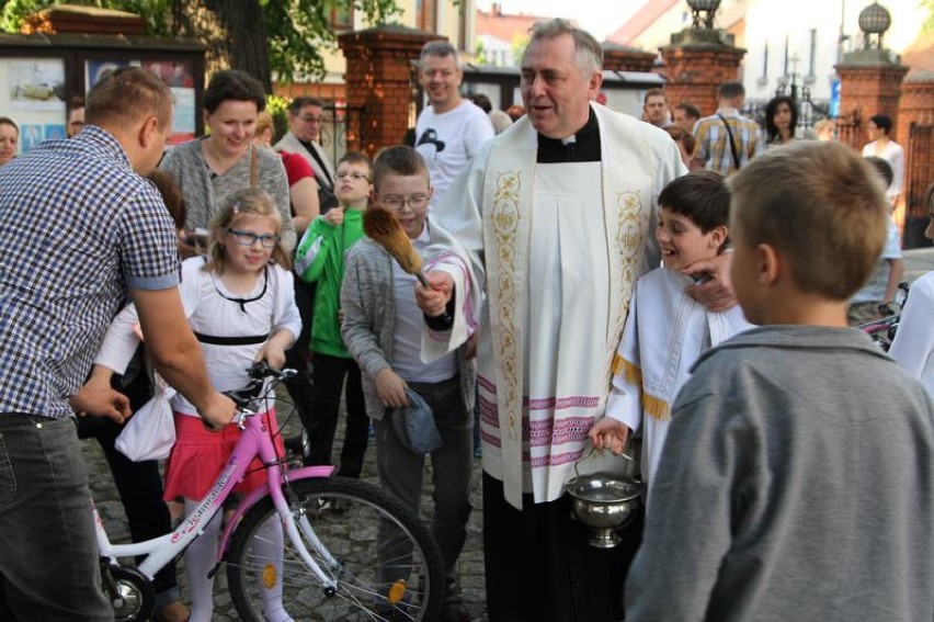 Pierwsza komunia w Wolsztynie. Proboszcz poświęcił rowery