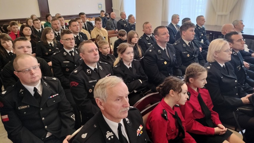 Piotrkowscy strażacy podsumowali miniony rok. Otrzymali nagrody i wyróżnienia m.in. za akcje ratownicze ZDJĘCIA