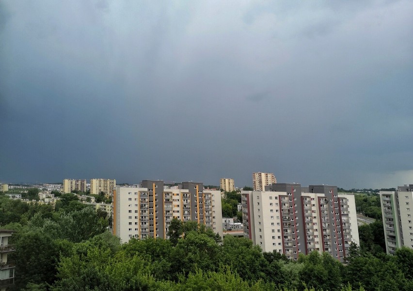 Ściana deszczu i burza nad Krakowem. Zalane ulice, utrudnienia