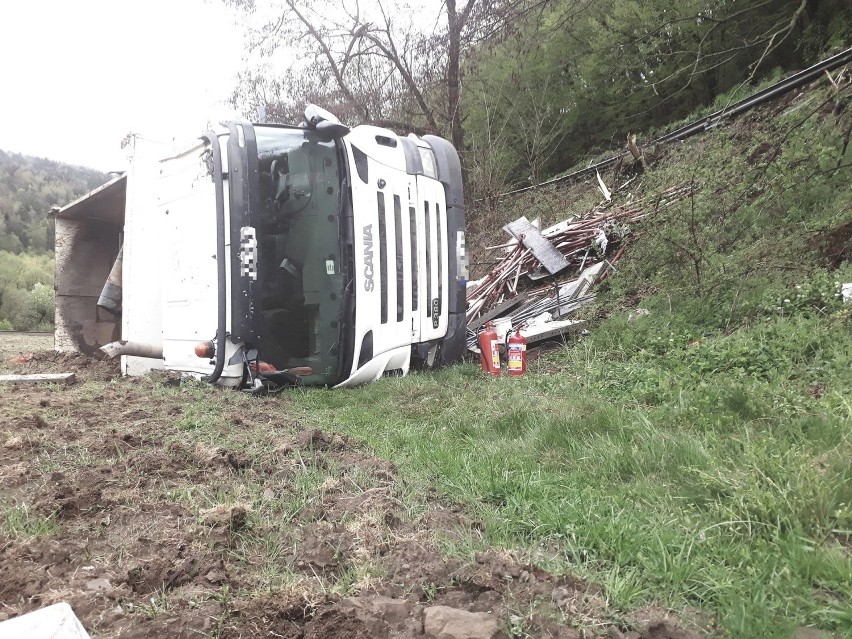 Żegiestów wypadek. Ciężarówka wypadła z drogi i stoczyła się w dół